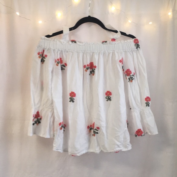 Sweet feminine cold shoulder top - Picture 2 of 4